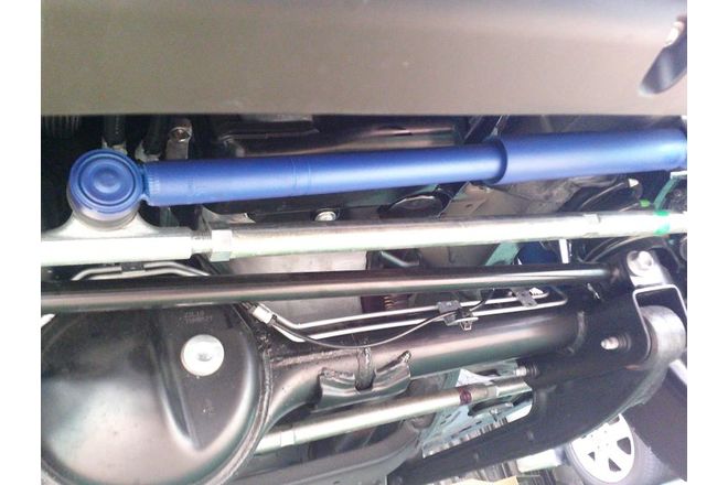 スズキ ジムニーシエラ（JB74W）ショックアブソーバーと