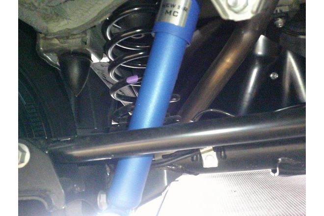 スズキ ジムニーシエラ（JB74W）ショックアブソーバーと